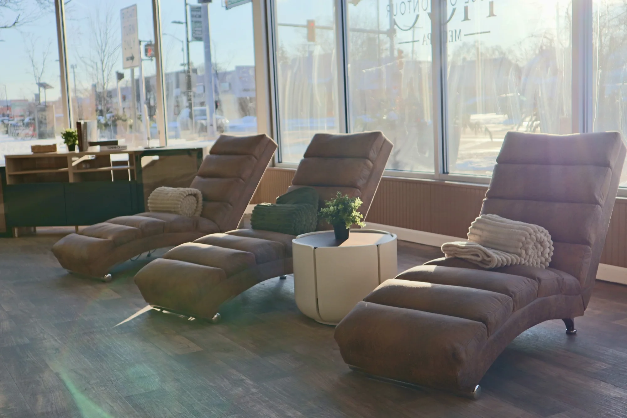 Window-side relaxation lounge at House of Contour